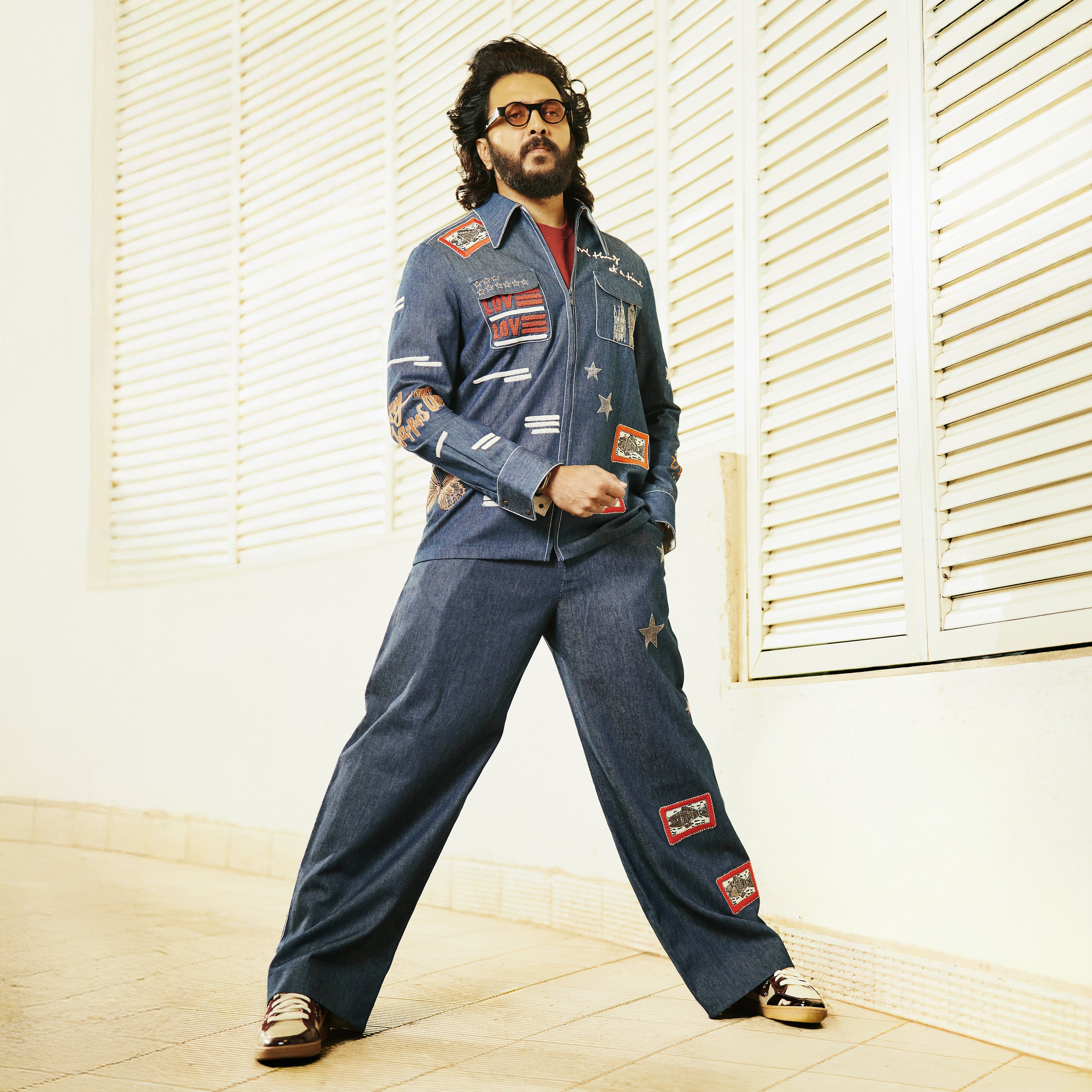 RITEISH DEKHMUKH WEARING CITRUS SUN IN BLACK / LIGHT PINK